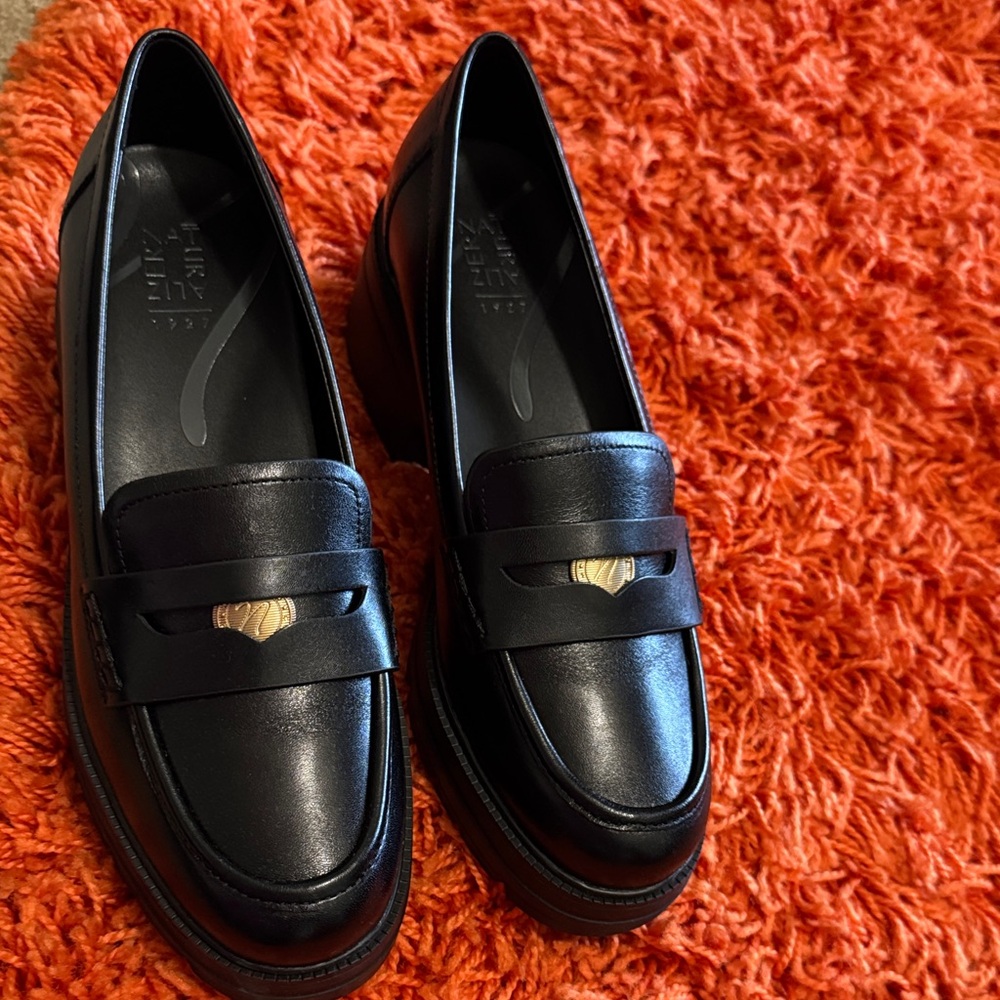 Brand New Naturalizer Penny Loafer, Size 8.5